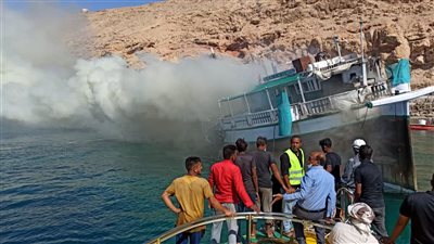 احتراق سفينة بميناء المكلا كانت في طريقها إلى سقطرى 