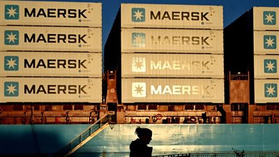 بعد هجوم حوثي على سفينة حاويات.. «ميرسك» تعيد تجميد عملياتها بالبحر الأحمر