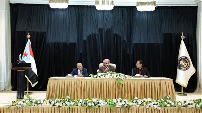الرئيس الزُّبيدي يحيّي حرص أبناء حضرموت لإنجاح اجتماع مجلس العموم