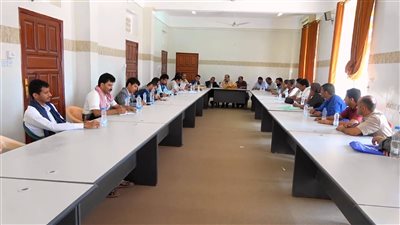 استعراض عطاءات تنفيذ مشروعين في قطاع الطرق بشبوة