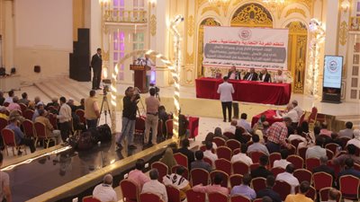 الغرف التجارية بالعاصمة عدن تدعو لمعالجة انهيار العملة المحلية 