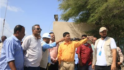 مدير عام البريقة يسلم موقع مشروع تأهيل محطة مياه المجزرة للجهة المنفذة