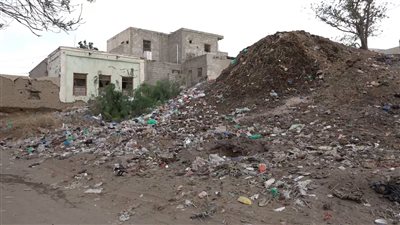 مواطنو منطقة المحلة بتبن لحج يشكون تكدس القمامة وانتشار الأمراض