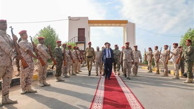 البحسني يشهد مراسم تخرّج الدفعة الأولى مساعدين نظام في مدرسة التدريب القتالي