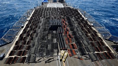 القيادة الأمريكية: السفينة الإيرانية المضبوطة تحوي على مكونات صواريخ وغواصة بدون طيار