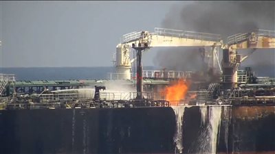 تسريب نفطي في باب المندب.. تحذيرات من كارثة بيئية وشيكة بسبب هجمات الحوثيين 