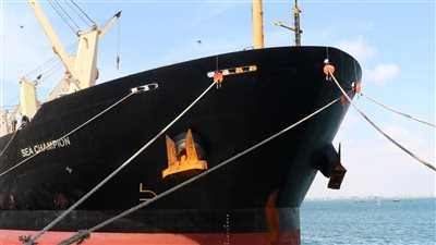 بعد تعرضها لهجوم حوثي.. سفينة سي شامبيون تصل بشحنتها إلى ميناء عدن