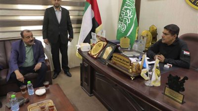 اللواء بن بريك يطّلع على طبيعة عمل القيادة المحلية لانتقالي حضرموت 