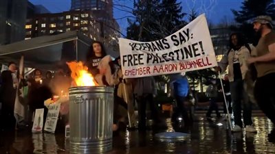 جنود أمريكيون سابقون يحرقون زيهم العسكري تنديدًا بمجازر إسرائيل