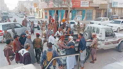 بن الوزير يقوم بجولة تفقدية في أسواق مدينة عتق ويتبادل التهاني مع المواطنين