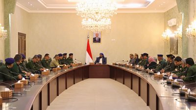 المحرّمي يعقد اجتماعاً موسعاً بقيادة وزارة الداخلية ورؤساء المصالح