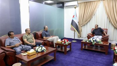 اللواء بن بريك يلتقي مدير عام صندوق صيانة الطرق في العاصمة عدن