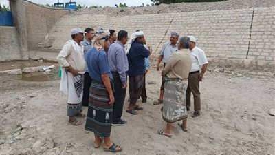 انتقالي أبين ولجنة وزارة الزراعة يطلعان على أضرار تدفق السيول في قناة ميكلان بخنفر