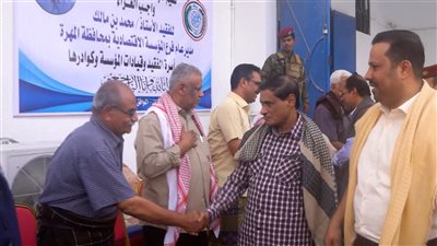 البحسني يقدم واجب العزاء بوفاة مدير فرع المؤسسة الاقتصادية بالمهرة 