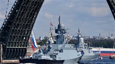 سفن حربية روسية تدخل البحر الأحمر