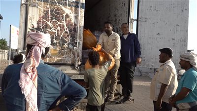 أولاد زايد يستهدفون مخيم عتيرة واحد للنازحين بتبن لحج بوجبات إفطار