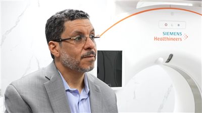 رئيس الوزراء يشيد بالنموذج الطبي المتميز لمركز المكلا للعلاج الإشعاعي