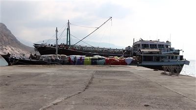 ميناء حولاف بسقطرى يستقبل نحو 3 آلاف سلة غذائية إماراتية 