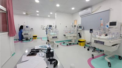 امرأة في عدن تلد ٣ أطفال توائم