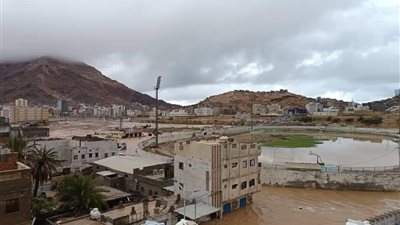 متضررون من أهالي المكلا يطالبون السلطات بمساعدتهم لمواجهة المنخفض الجوي