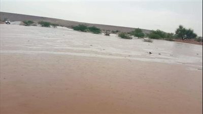 استمرار هطول الأمطار في حضرموت وتتسبب بقطع خط دولي 