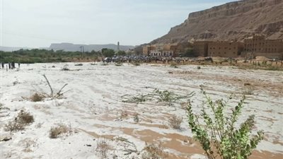 وفاة 3 مواطنين غرقا والسيول تحاصر قرية بحجر حضرموت