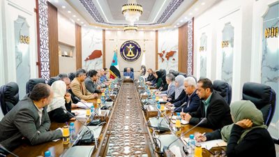 هيئة الرئاسة تُطالب مجلس القيادة بإجراءات حازمة وحاسمة توقف العبث بملف الخدمات