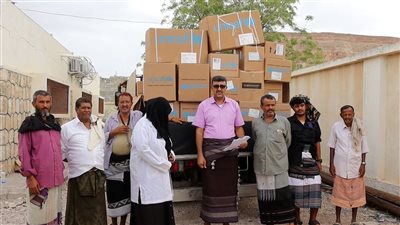 مكتب الصحة بالمحفد أبين يتسلم مجموعة من الأدوية والمستلزمات الطبية 