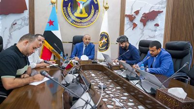 الرئيس الزُبيدي يناقش مع سفيرة المملكة المتحدة مستجدات الأوضاع وجهود إحلال السلام في بلادنا