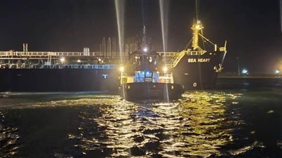 سفينة وقود كهرباء عدن ترسو في ميناء الزيت بالبريقة