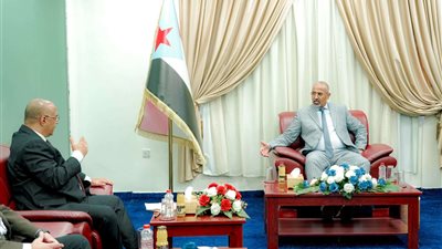 الرئيس الزُبيدي يطّلع على سير العمل في وزارة الاتصالات وتقنية المعلومات