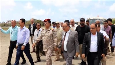 وزيرا الدفاع والنقل يتفقدان المشاريع الحيوية بمطار عدن الدولي