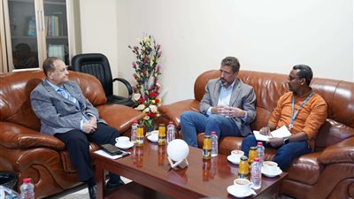 الدكتور الحاج يبحث مع نائب منسق مكتب الأمم المتحدة سُبل الانتقال إلى مشاريع التنمية الإنسانية