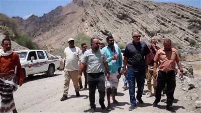 صندوق الطرق يطلع على مستوى الإنجاز في صيانة طريق باتيس ـ كثب بأبين 