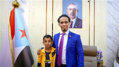 السقاف يلتقي الطفل يسلم المشارك ببطولة عباقرة العرب للحساب الذهني