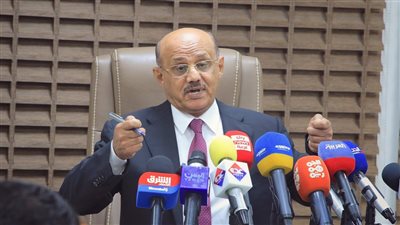 المعبقي: منع الحوثيين التداول بالعملة الرسمية أدى إلى حرمان الموظفين من المرتبات