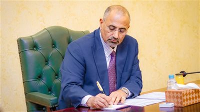 إجراءات مكثفة للرئيس الزُبيدي لبحث الحلول العاجلة لوقف التدهور الخدمي والاقتصادي 