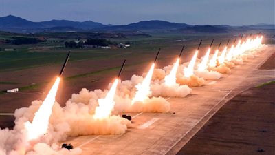 زعيم كوريا الشمالية يشرف على تدريبات تحاكي شن هجمات استباقية