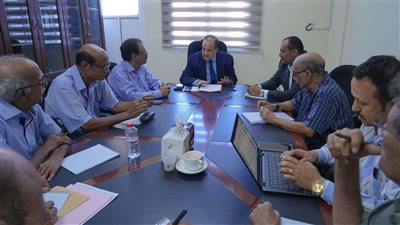 الدكتور الحاج يترأس اجتماعاً مع فريق المستشارين لبحث آليات تطوير أداء الشؤون الخارجية