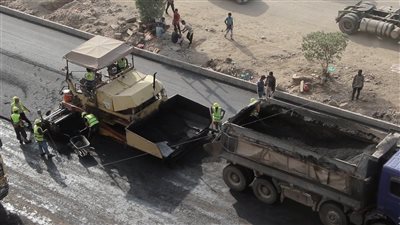 بدء أعمال سفلتة طريق 