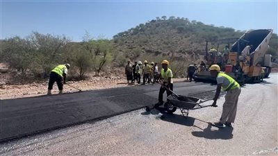 محافظ الضالع يطلع على سير العمل في مشروع إعادة تأهيل وسفلتة نقيل الربض جنوبي المحافظة