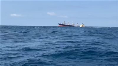 غرق ثالث سفينة استهدفتها مليشيا الحوثي الإرهابية قبالة سواحل نشطون بالمهرة