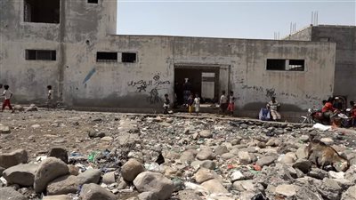 لحج.. تكدس القمامة يحوّل سوق السمك بالمسيمير إلى بؤرة للأمراض والأوبئة 