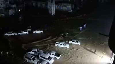 عاجل.. هطول أمطار غزيرة وسيول جارفة في مدينة المكلا بساحل حضرموت 