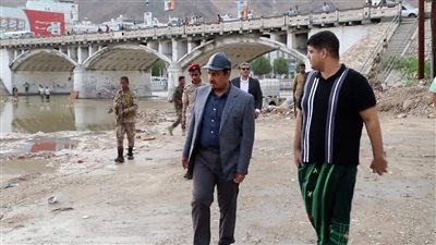 محافظ حضرموت يطلع على حجم الأضرار التي خلفتها السيول في المكلا 