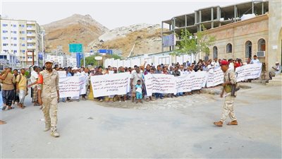 وقفة احتجاجية لموظفي عدد من المرافق الحكومية في المكلا