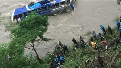 مصرع 27 شخصًا جراء سقوط حافلة في نهر بالنيبال