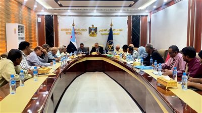 مجلس المستشارين يؤكد دعمه الكامل للتحركات الشعبية في حضرموت وأبين