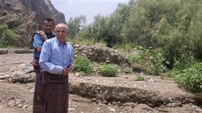 رئيس انتقالي الضالع يتفقد أضرار السيول التي تسببت بقطع طريق حورة بالأزارق 