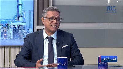 خبير اقتصادي: لا توجد خيارات لإنقاذ العملة المحلية سوى إعادة تصدير النفط 